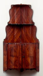 Möbler: hörnskåp med trähyllor. 1740 ca. Dämpa. 80 cm Privat samling