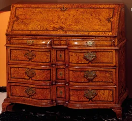 Möbler: skrivbord i cederträ. 1734-1740 ca. Dämpa. 111x127x61 cm Privat samling