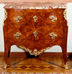 Möbler: liten byrå av cederträ. 1735-1745 ca. Dämpa. 87x100x50 cm Privat samling