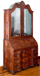 Möbler: trumeau i rosenträ. 1735 ca. Dämpa. 257x130x61 cm Privat samling