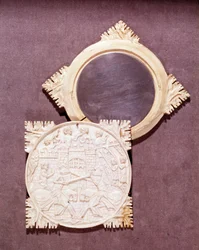 Spegel och skrin av elfenben som föreställer en riddarturnering. 1450-1500. Paris, Nationalmuseet för medeltiden, Clunybaden