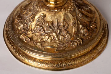 Metallsmide. Bägare. Gåva av kanon A. Le Vaillant de la Bassarderie, dekanus för katedralkapitlet 1726 till 1758. 1700-talet. Detalj botten.