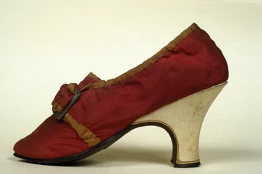 Modell av skor (pumps) röda med klack för kvinnor från 1700-talet. Museo del Castello, Milano