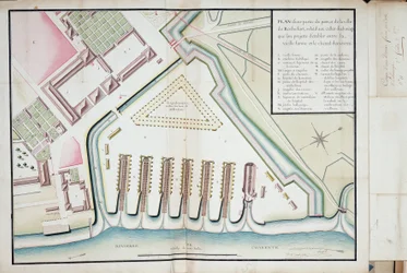 Plan över en del av hamnen och staden Rochefort som hänför sig till de föreslagna strandningsspåren mellan den gamla formen och matkanalen