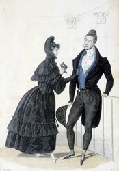 Tallrik som illustrerar 1830-talets maskulina och feminina mode. Kvinnan bär en klänning med huva och håller en balmask i händerna.