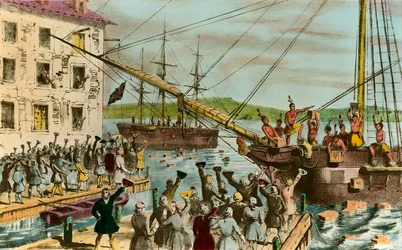 Skildring av Boston Tea Party: under det amerikanska frihetskriget: uppror av amerikanska bosättare av brittiskt ursprung mot skatter som det engelska parlamentet införde på te och andra livsmedel. De klädde ut sig till indianer och c