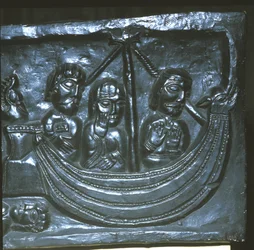 Skepp på 1100-talet. Detalj av Winchester Cathedral. Första kända representationen av ett modernt akterroder. En eller två åror användes tidigare på akterns sidor.
