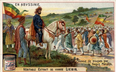 Kejsaren av Abessinien, "Negus" Menelik II (1844-1913) granskar sina trupper. Kromolitografi av 1800-talet.