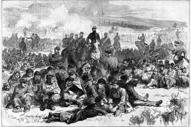 Pariskommunen 1871. Kommunarderna i Belleville tillfångatagna och bevakade av en avdelning av fredsbevarare i Parc des Buttes Chaumont.