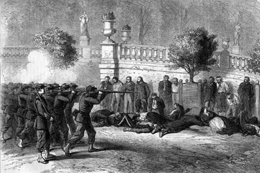 Pariskommunen 1871. Avrättning av federes (communards) vid Luxembourgträdgården under den blodiga veckan 22–28 maj 1871. Det sjätte arrondissementet var ett av de första som ockuperades av den gemensamma armén. Bland de federala fångarna skickades några