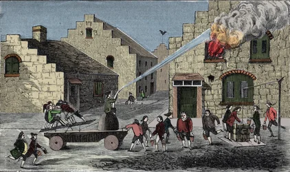 Användning av brandpump för att släcka en brand. 1733 gravyr.