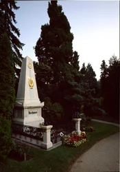 Vy över den tyske tonsättaren Ludwig van Beethovens (1770 - 1827) grav på Wiens centralkyrkogård (Zentralfriedhof), Österrike