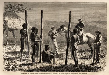 Arbetare från Nya Hebriderna (eller sedan 1980, Republiken Vanuatu, en melanesisk ögrupp i norra Nya Kaledonien), bygger ett hus, som författaren möter under en utflykt till häst. Gravyr för illustrrer le voyage à la Nouvelle Caledonie,