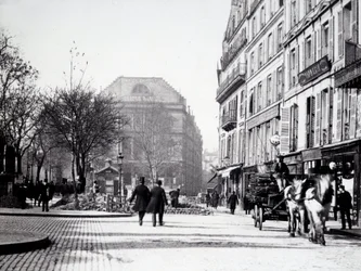 På rue de Paris med Ambigu-teatern (3:e arrondissement)