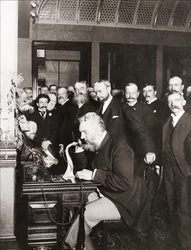 Alexandre Graham Bell (1847-1922) vid invigningen av långdistanslinjen från New York till Chicago, 18 oktober