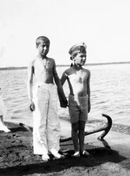 Tsarevitj Aleksej när han leker på stranden i Livadija på Krim