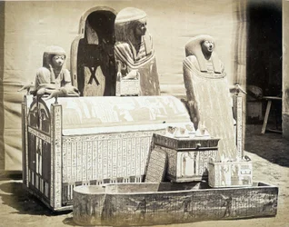 Arkeologiska statyer hittade i Egypten - i "" Fotoalbum av 1st Museum of Cairo"" grundat av Auguste Mariette Bey