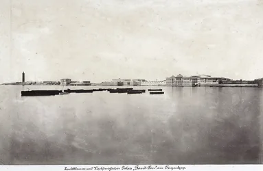 Båtar mitt i havet med en del av staden Alexandria i bakgrunden, i Egypten