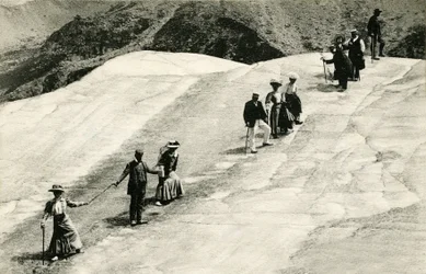 Chamonix (Haute-Savoie, Alperna): en grupp eleganta turister korsar Mer de Glace med sin savojardiska guide