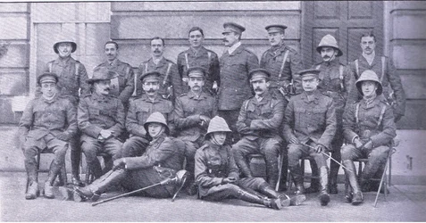 Överste Owen, major Boole-Smith och de andra officerarna från Dragoon Guards, från After Pretoria: The Guerilla War publicerad av Harmsworth Bros Limited