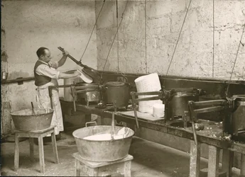 Frankrike, Centre, Indre-et-Loire (37), Tours: Laboratoire Metadier: en man förbereder gjutformarna för tillverkning av Kalmines tabletter
