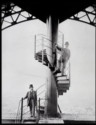 Gustave Eiffel och hans svärson Adolphe Salles på trappan till Eiffeltornet, Paris