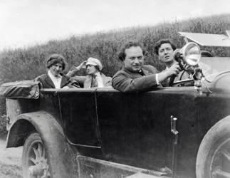 Helene Berg, Alma Mahler, Franz Werfel och Alban Berg fotograferade i bil