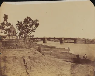 Järnbro med stenpirer, med civila i förgrunden, Gumti River, Lucknow