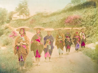 Japanska kvinnor. Sju japanska kvinnor står i rad på en landsväg. Japan, cirka 1910.