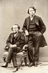 Johannes Brahms (1833-1897), tysk kompositör, sittande tillsammans med Joseph Joachim (1831-1907), ungersk violinist och kompositör samt chef för Berlins konservatorium. Rasterton från ett fotografi (tryck)