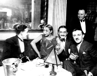 Josephine Baker med Georges Simenon och hennes fästman Guiseppe Abatino, Restaurant Chez Josephine, ca 1928 (svartvitt foto)