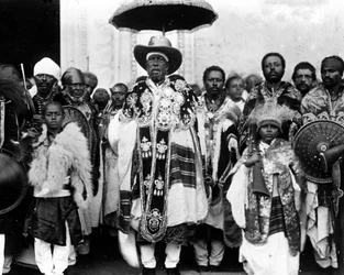 Kung Menelik II (1844 - 1913) omgiven av sitt hov. Etiopien.