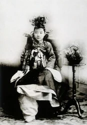 Koreansk kvinna i traditionell bröllopsklänning