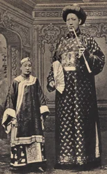 Les Monsters, Kinas jätte. Fotografi, sent 1800-tal, Paris. Privat samling.