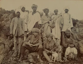 Löjtnant S Edwardes med sin hund Biddy, 1895 ca