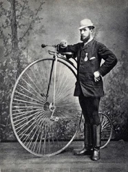 Man poserar med den stora bien (grand bi), förfadern till velocipeden. Fotografi, sent 1800-tal, Paris. Coll. Selva.