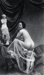 Naken kvinna poserar tillbaka Om 1855 Anonym fotografering