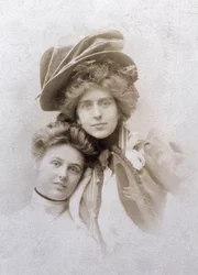 Natalie Clifford Barney och Renee Vivien, Frankrike, ca 1900 (svartvitt foto)