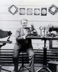 Foto på Thomas-Alva Edison framför sin fonograf.