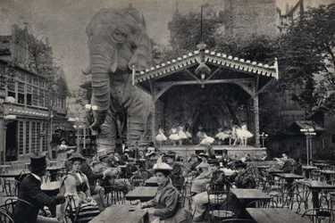 Populär livsscen på Moulin Rouge i Paris. Fotografi, sent 1800-tal, Paris. Coll. Selva.