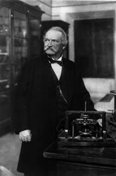 Porträtt av Antonio Pacinotti, italiensk fysiker (1841-1912) med sin ring (Anello).