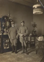 Porträtt av Bruno de Pererelli i uniform fotograferad i sällskap med en soldat