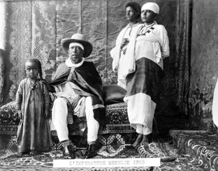 Porträtt av kejsar Menelik II av Etiopien (1844 - 1913) med sin familj.