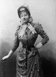 Porträtt av Gyp (Sibylle Gabrielle Marie Antoinette Riquetti de Mirabeau, grevinna av Martel de Janville) (1849-1932), en fransk romanförfattare, hon skrev mer än 120 böcker, inklusive "Ce que femme passe" 1883. Hon är Mirabeaus stora lilla systerdotter. .