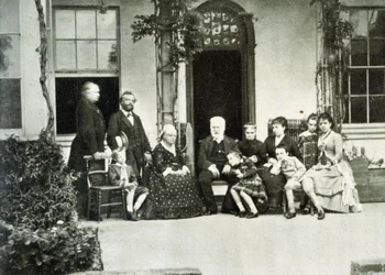 Porträtt av Victor Hugo i exil på Guernsey 1866 med Juliette Drouet till höger.
