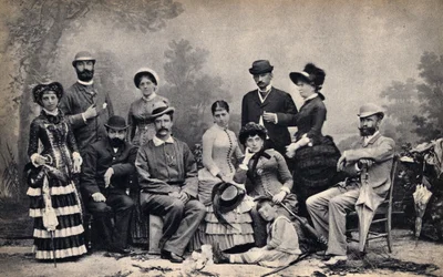 Porträtt av en familj med en fotograf, framför en lantlig miljö. Fotografi, sent 1800-tal, Paris. Coll. Selva.