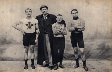 Porträtt av gladiatorcykellaget. Fotografi, sent 1800-tal, Paris. Coll. Selva.