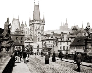 Prag. Karlsbron och det gamla tornet. omkring 1890.