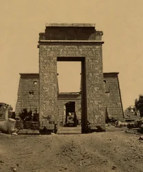 Propylon (triumfbåge) och pylon i Ramsarnas dal, en del av Ramses IV:s tempel i Thebe. 1880 (foto)