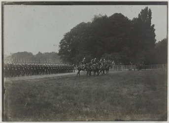 Revy den 14 juli, parad av Saint-Cyr-skolan, Paris, ca 1900 (svartvitt foto)